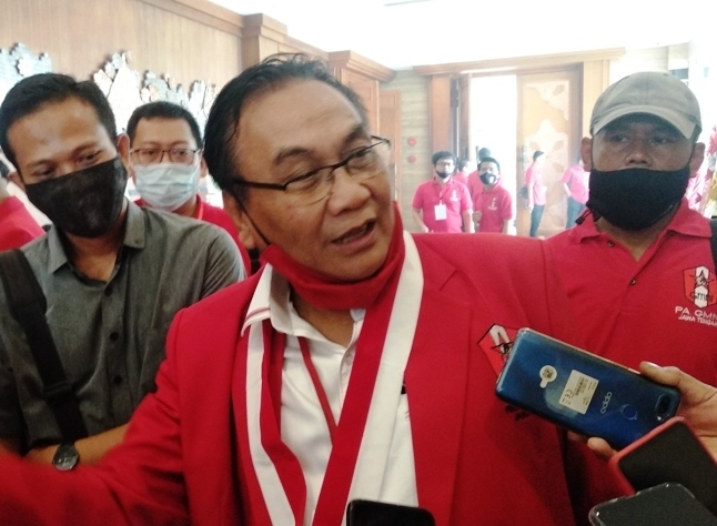 Bambang Wuryanto diwawancarai sejumlah awak media usai dikukuhkan sebagai Ketua PA GMNI Jawa Tengah Periode 2021-2026 pada Selasa (23/3/2021).(TITO ISNA/LINGKAR.CO)