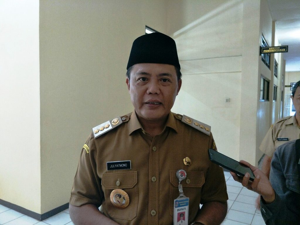 SAMPAIKAN: Bupati Kabupaten Karanganyar, Juliyatmono kaji pemberian dana santunan Ahli Waris Covid-19. (PUJOKO/LINGKAR.CO)
