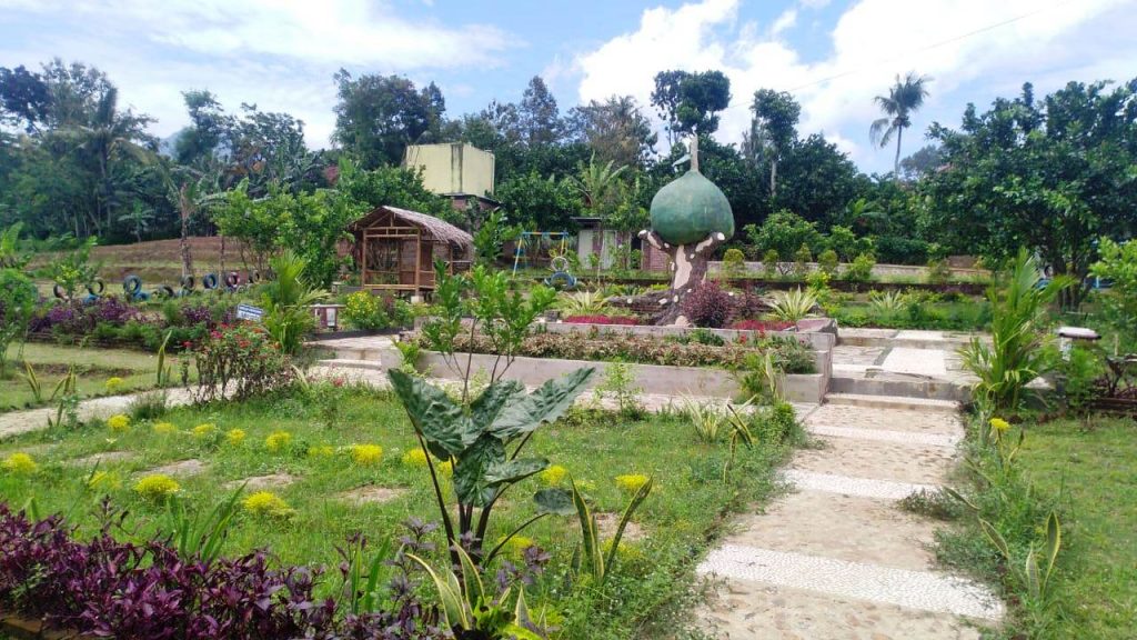 IKONIK: Ikon jeruk pamelo di Desa Wisata Bageng, Kecamatan Gembong belum lama ini.(MUHAMMAD AINUL YAKIN/LINGKAR.CO)