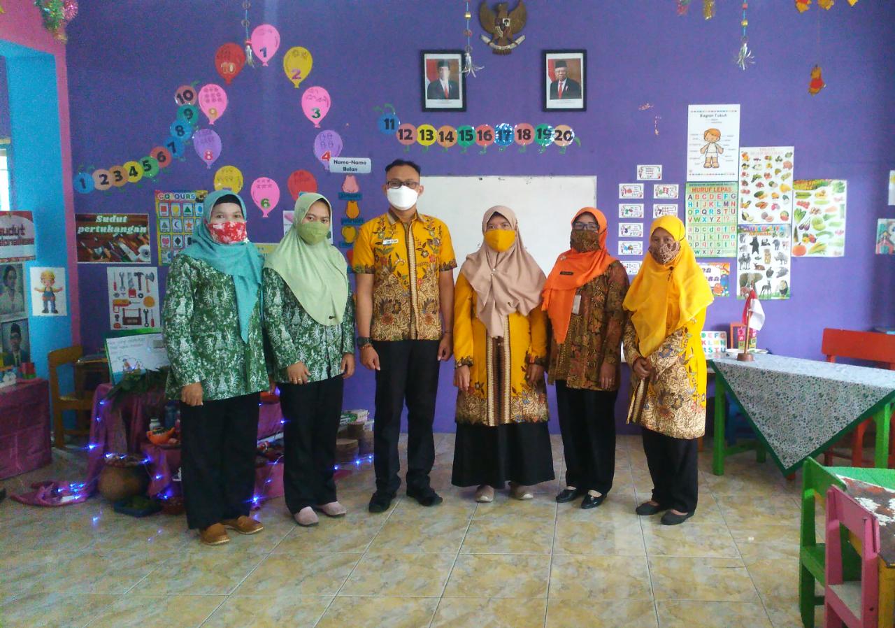 Jajaran guru TK Pertiwi, Desa Pasuruan Lor, Kecamatan Jati, Kudus foto bersama baru-baru ini. (MAULANA AINUL YAKIN/LINGKAR.CO)