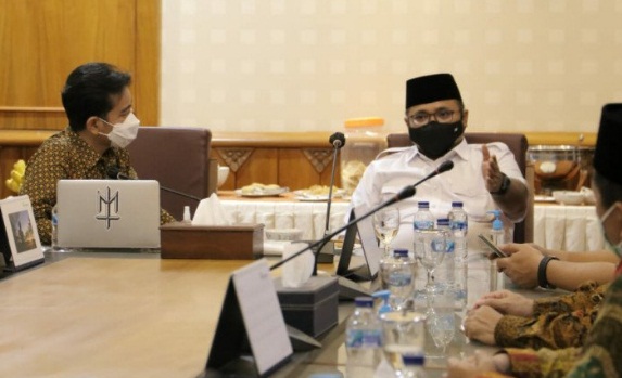 BAHAS: Menteri Yaqut dan Gibran saat melakukan koordinasi di Balai Kota Surakarta Jumat (5/3/2021).(DOK PEMKOT SURAKARTA/LINGKAR.CO)