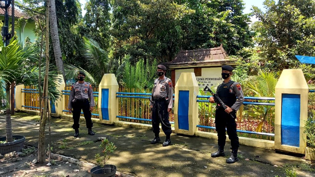 BERJAGA: Anggota Polres Grobogan saat berjaga di depan gereja di wilayah kabupaten setempat kemarin. (MUHAMAD ANSORI/LINGKAR.CO)
