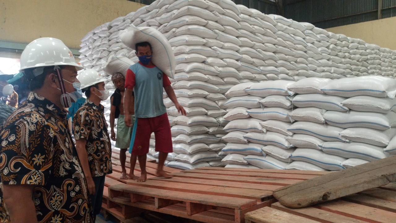 PANTAU: Kepala Pimpinan Perum Bulog Cabang Semarang Titov Agus Sabelia lakukan pemantauan beras di Gudang Bulog Toroh, Kamis (25/3). (MUHAMAD ANSORI/LINGKAR.CO)
