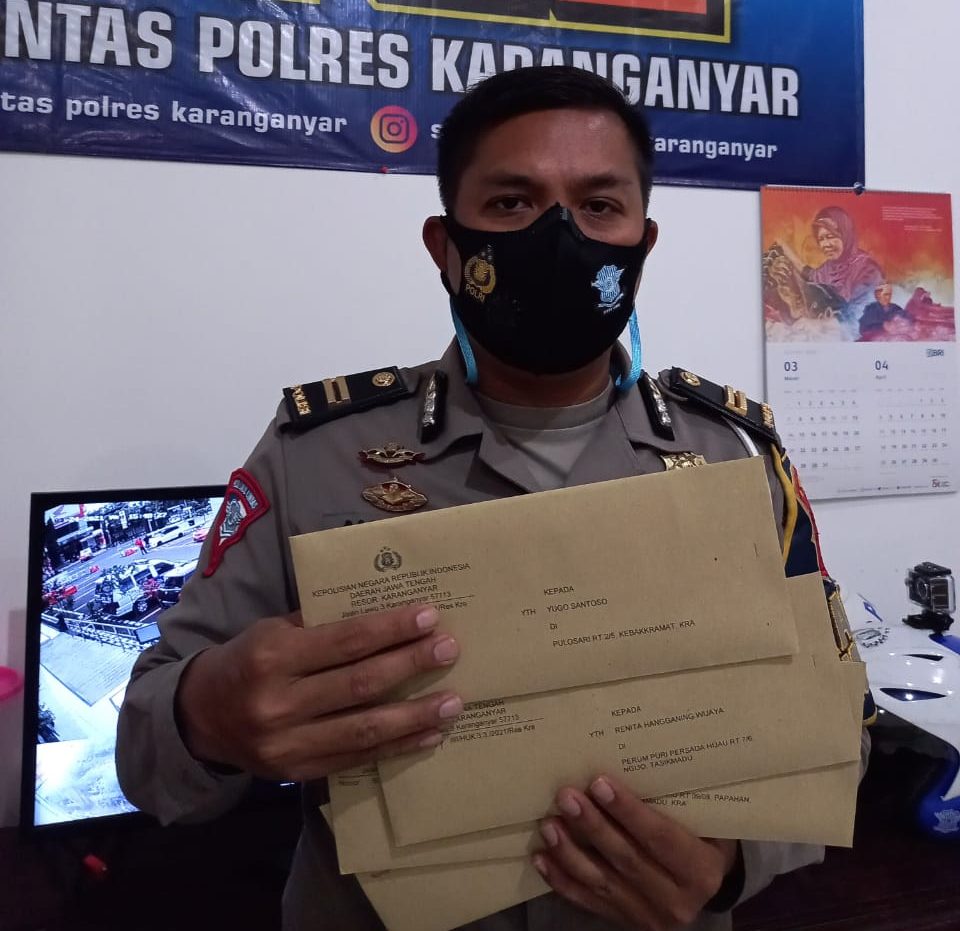 PELANGGARAN: KBO Satlantas Polres Karanganyar, Iptu Anggoro memperlihatkan surat tilang elektronik yang akan dikirimkan kepada pelanggar. (PUJOKO/LINGKAR.CO)