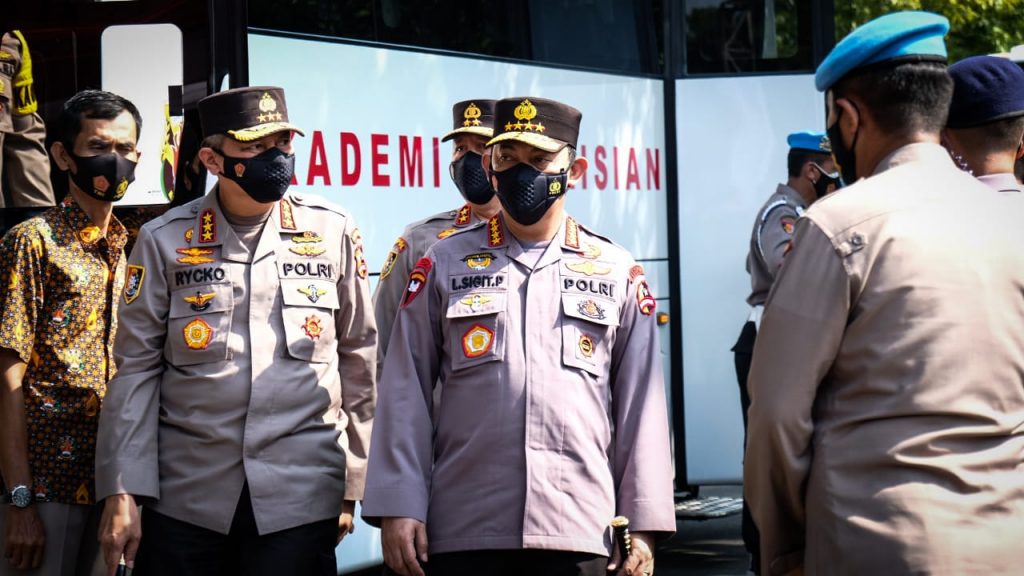 RESMI: Kapolri Jenderal Listyo Sigit Prabowo resmikan Monumen Moch Yasin di Akademi Kepolisian Kota Semarang, Jawa Tengah (25/3). (TITO ISNA UTAMA/LINGKAR.CO)
