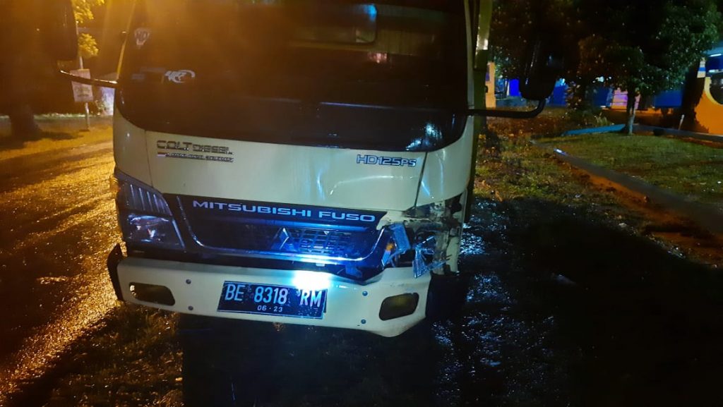 RUSAK - Kondisi truk yang mengalami kecelakaan dengan sepeda motor di depan gedung BLK Karanganyar, Kamis (18/3) malam. (ISTIMEWA/LINGKAR.CO