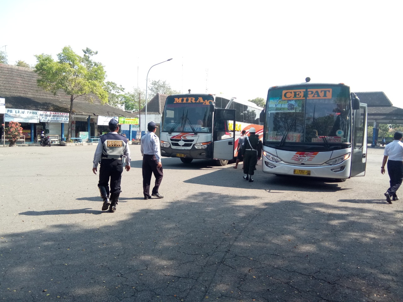 TAK TARGET: Taman parkir Kragilan Gemolong, Bus sepi penumpang tak sanggup bayar parkir.(MUKHTARUL HAFIDH/SRAGEN)
