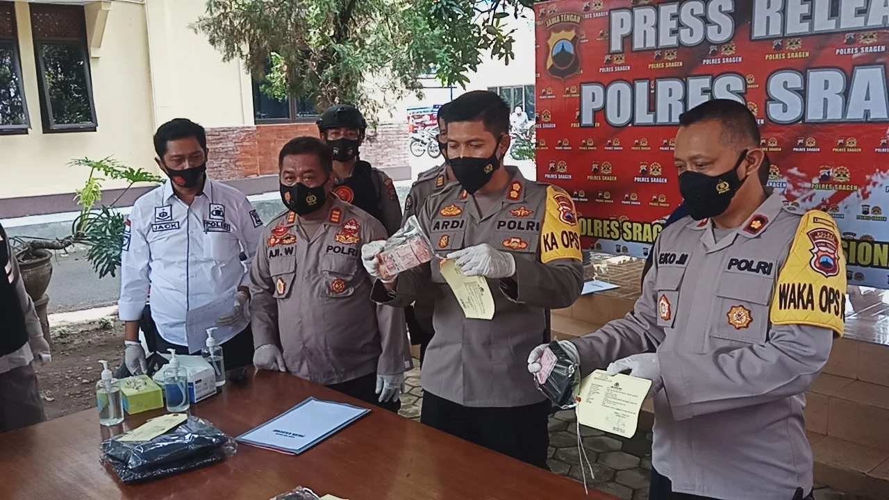 KONFRENSI PERS: Kapolres Sragen AKBP Yuswanto Ardi saat menunjukkan barang bukti tindak kejahatan, kemarin. MUKHTARUL HAFIDH/LINGKAR JATENG