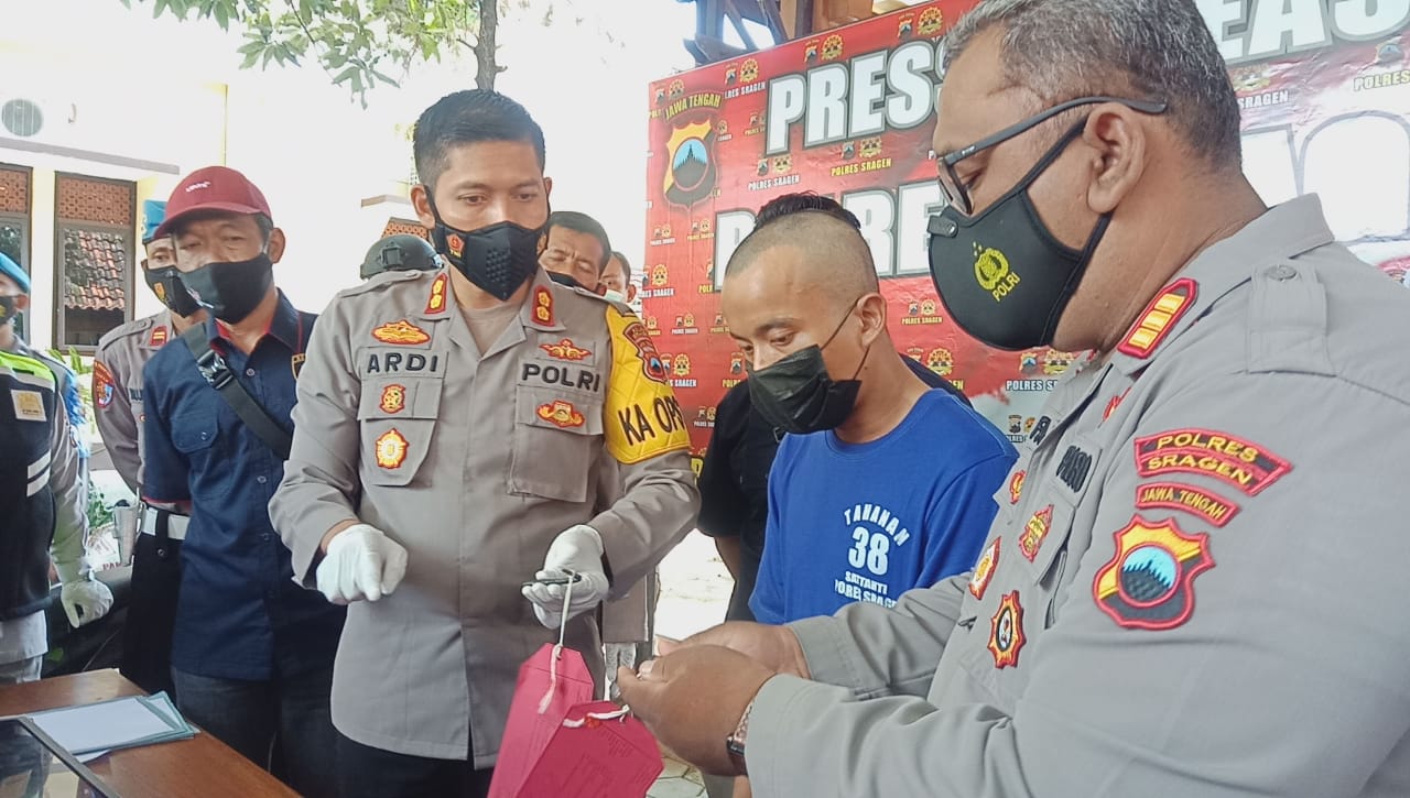BERHASIL: Satuan Reskrim Polres Sragen berhasil membekuk pelaku pembobolan dan pencurian di rumah makan. (MUKHTARUL HAFIDH/LINGKAR.CO)