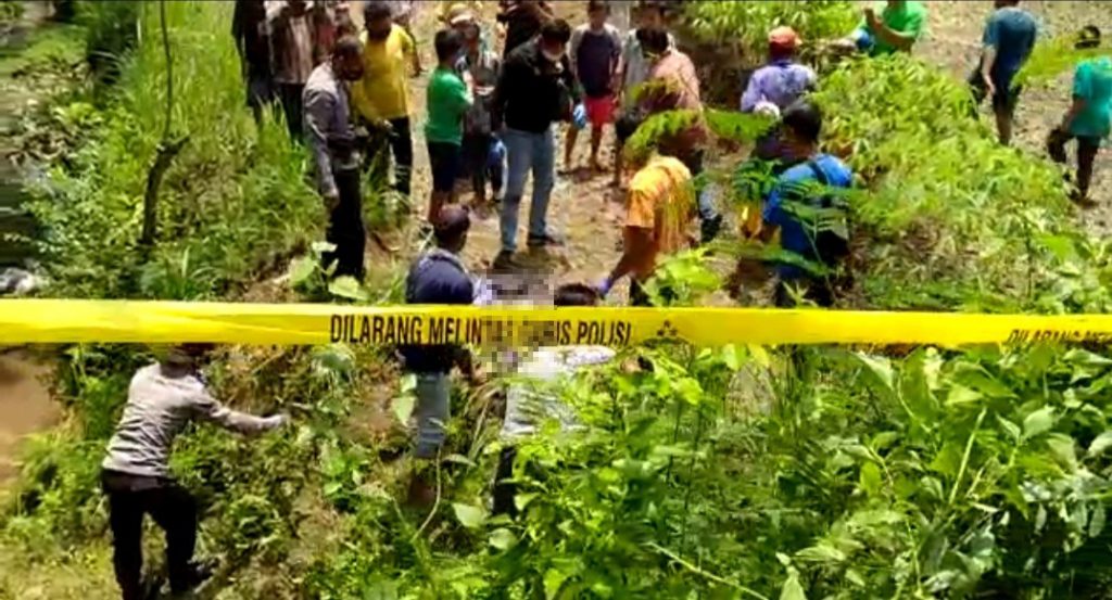 NAHAS: Petugas mengevakuasi korban yang terjatuh dari jembatan di Desa Jatiluwung, Karanganyar, Kamis (18/3). (ISTIMEWA/LINGKAR.CO)