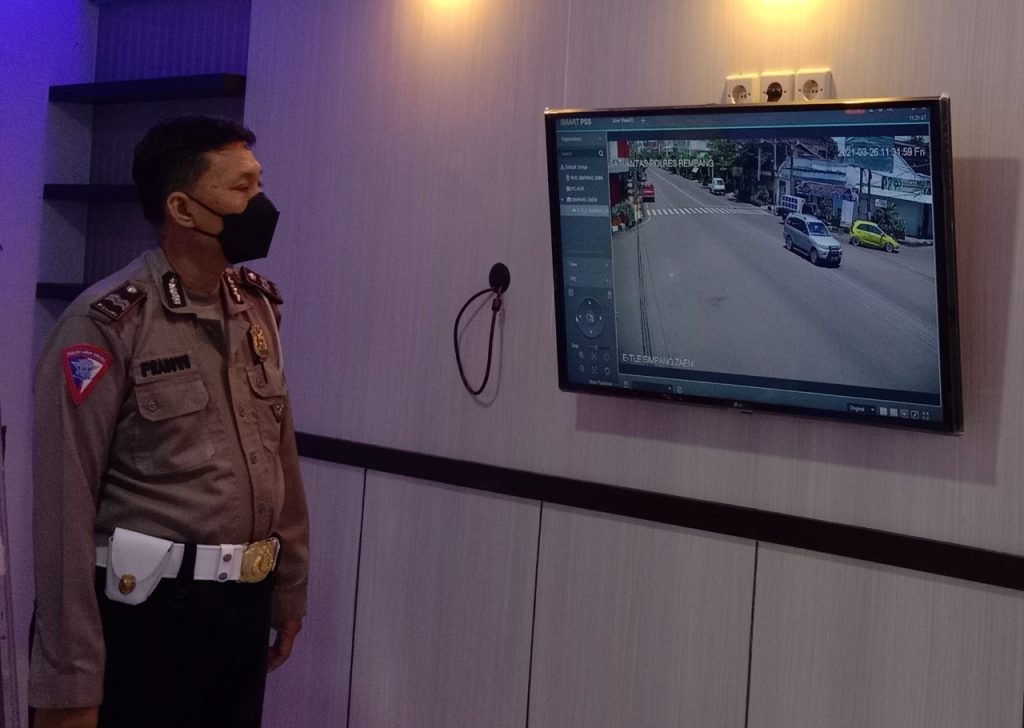 TINDAK: Baur Tilang Satlantas Polres Rembang Cahyo Prabowo, ungkapkan Rembang belum tindak pelanggar ETLE. (MUHAMMAD AKID/LINGKAR.CO)