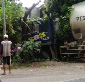 MENABRAK: Truk tangki yang terparkir di Jalan Raya Kudus - Pati berjalan sendiri tabrak rumah warga (ARDITIA ARDHIAN/LINGKAR.CO)