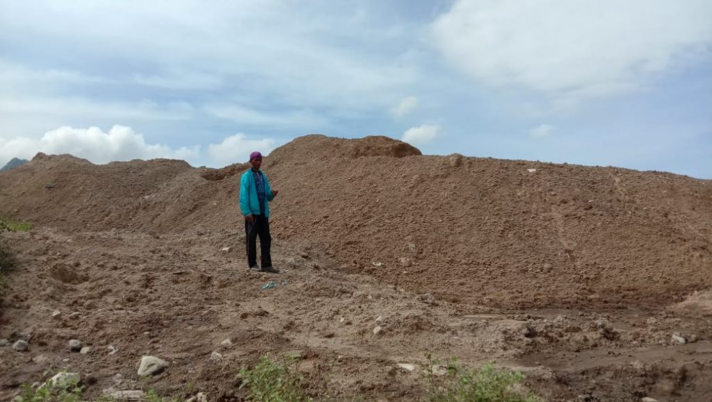 PEMBUANGAN: Tumpukan limbah B3, di Desa Jatisari, Kecamatan Sluke, Kabupaten Rembang, Jawa Tengah. (MIFTAHUS SALAM/LINGKAR.CO)