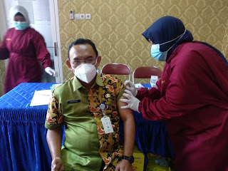 Preventif: Vaksinasi guru dan tenaga pendidik di Kabupaten Blora. (BAGUS ABSHORU/LINGKAR JATENG)