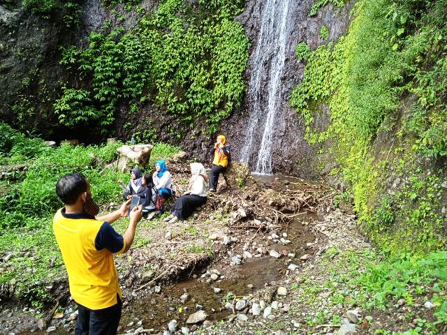 Sejumlah warga mengunjungi wisata alam di Desa Bageng, Kecamatan Gembong beberapa waktu lalu.(MAULANA AINUL YAKIN/LINGKAR.CO)