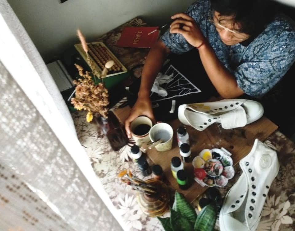 Ririn Fujianto saat berkreasi dengan sepasang sepatunya. (MAULANA AINUL YAKIN/LINGKAR.CO)