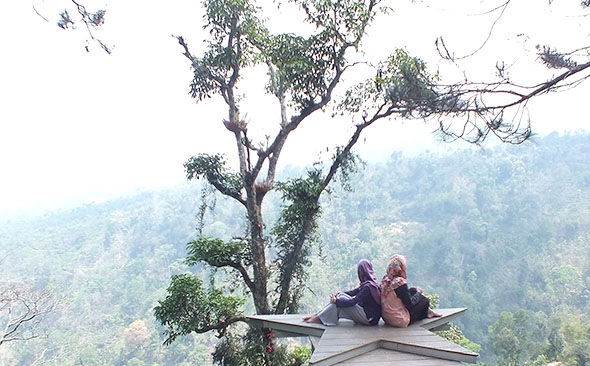 PROMOSI: Sejumlah warga menikmati pemandangan alam di Desa Wisata Gunungsari, Tlogowungu baru-baru ini.(DOK. LINGKAR.CO)