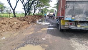 Jalan Rusak Masih Mengancam Keselamatan Pengguna Jalan