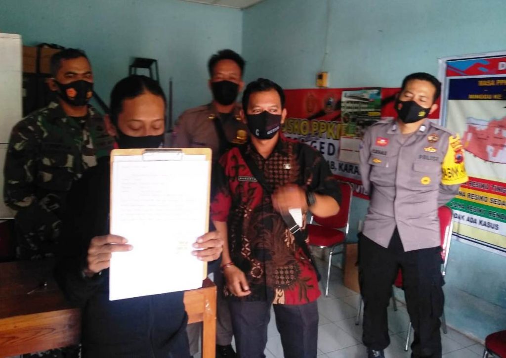 KAPOK: Foto pelaku pembuang sampah sembarangan menunjukkan pernyataan tidak mengulangi perbuatannya.(PUJOKO/LINGKAR.CO)