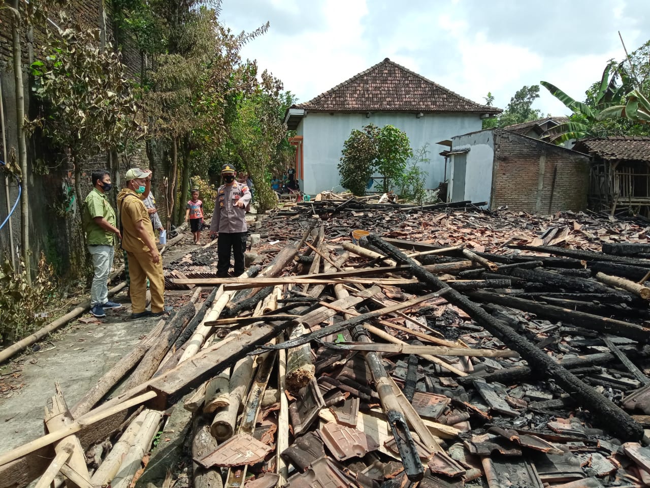 TERBAKAR: Kondisi rumah warga Desa Baturagung, Kecamatan Gubug, yang terbakar Selasa (16/3/2021) dini hari. (MUHAMAD ANSORI/LINGKAR.CO)