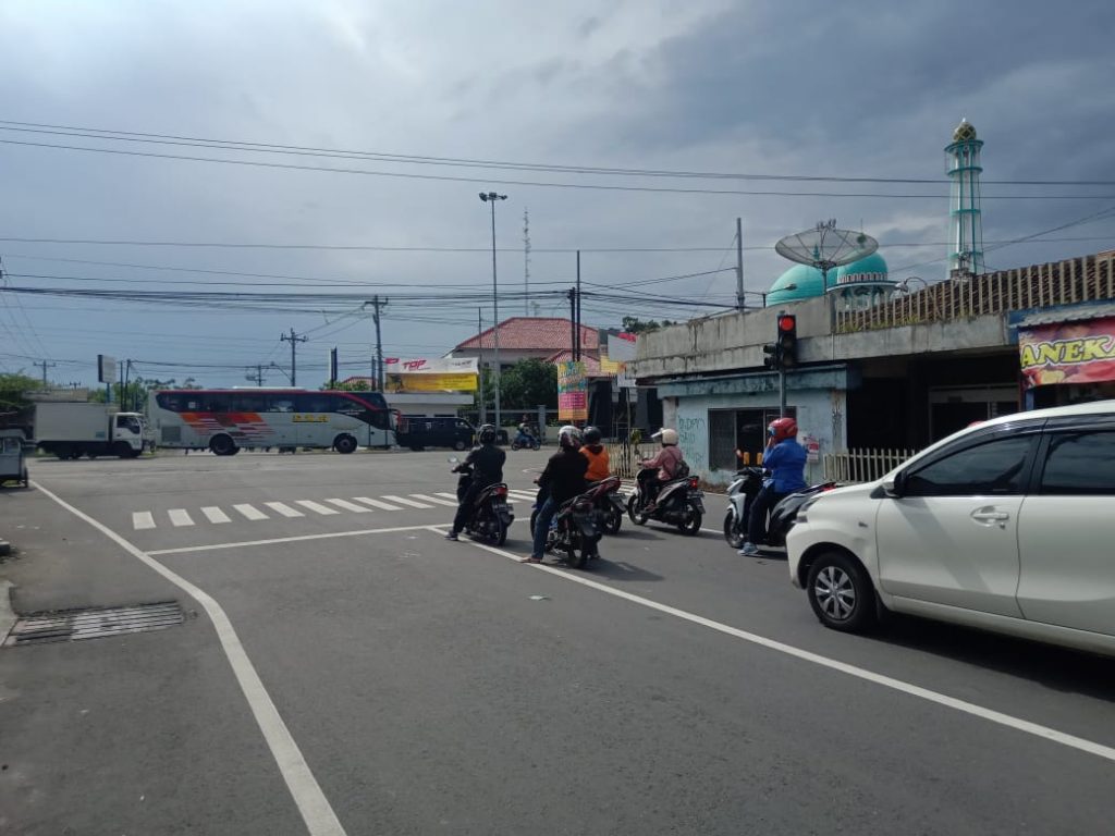 AMAN: Suasana lalu lintas di sisi timur perempatan jalan raya Kebakkramat, Senin (22/3/2021) siang.(PUJOKO/LINGKAR.CO)