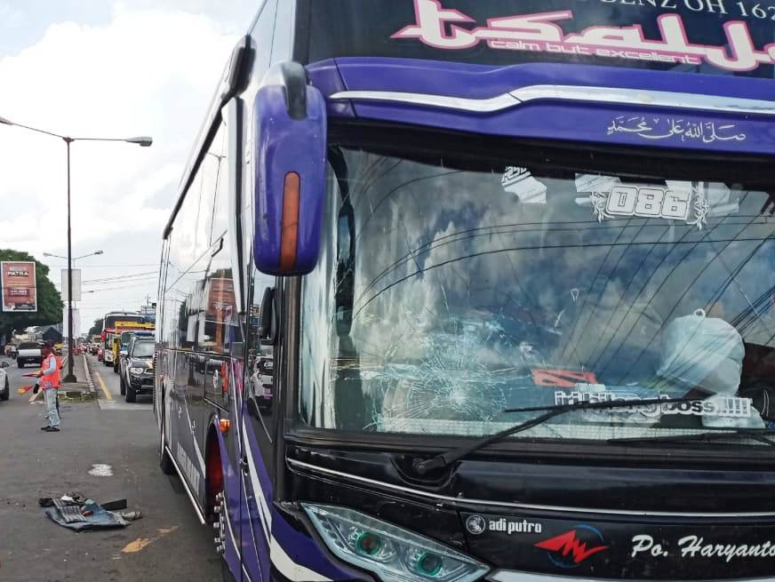Kondisi bus PO. Haryanto usai terlibat kecelakaan lalu lintas di Karanganyar Minggu (22/3/2021).(PUJOKO/LINGKAR.CO)