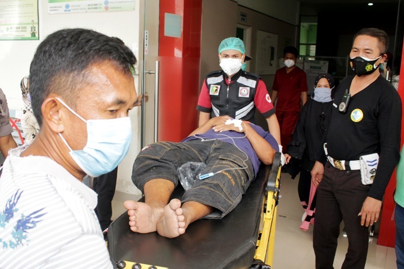 Personel Dokpol Polda Sulawesi Selatan membawa korban ledakan bom ke dalam mobil ambulans untuk dirujuk ke Rumah Sakit Bhayangkara di Makassar, Sulawesi Selatan, Minggu (28/3/2021).(ANTARA/LINGKAR JATENG)