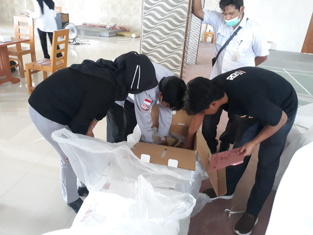 Jajaran KPU Rembang membuka salah satu kotak suara hari ini.(MUHAMMAD AKID/LINGKAR.CO)
