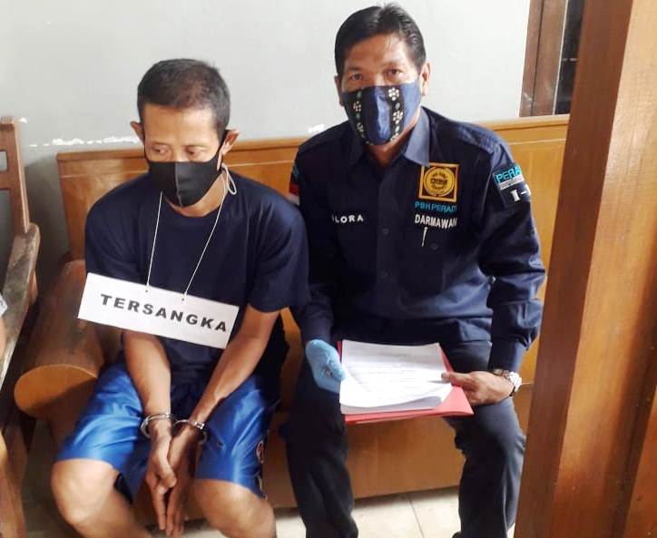 TERTUNDUK: Tersangka (kiri) didampingi pengacaranya dalam rekonstruksi pembunuhan keluarga Anom Subekti di Desa Turusgede, Kecamatan/Kabupaten Rembang Kamis (4/3/2021).(MUHAMMAD AKID/LINGKAR.CO)
