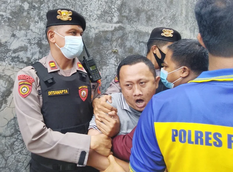 Anak korban Anom Subekti, Danang emosi melihat pelaku saat rekonstruksi pembunuhan satu keluarga di Desa Turusgede, Kecamatan/Kabupaten Rembang Kamis (4/3/2021).(MUHAMMAD AKID/LINGKAR.CO)