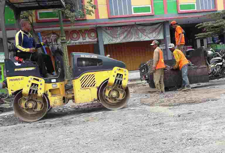 SERIUS: Upaya penambalan ruas jalan Kecamatan Ngawen, Kabupaten Blora yang sebelumnya rusak parah. (BAGUS ABSHORU/LINGKAR.CO)