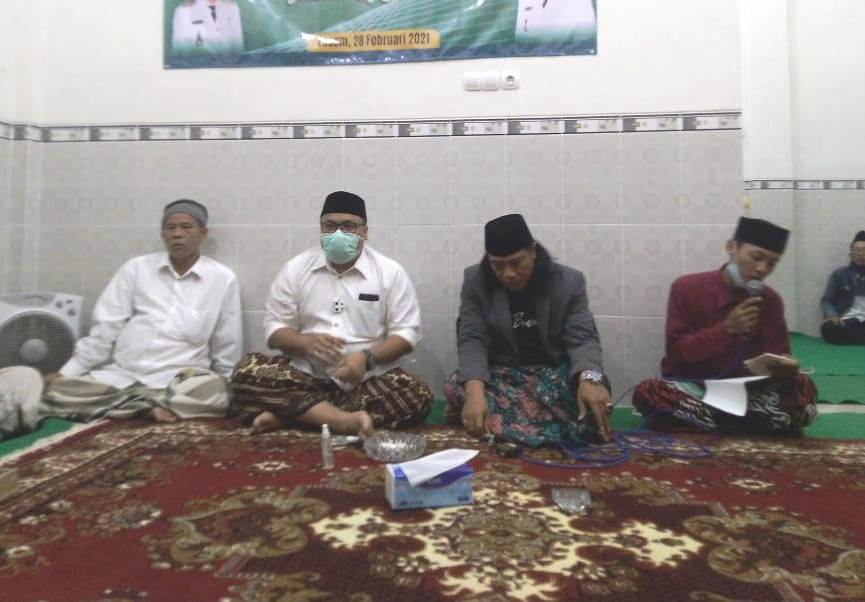 TERPILIH: Wabup Rembang Gus Hanies (dua dari kiri) saat hadir dalam tasyakuran yang digelar salah satu relawan Hafidz-Hanies belum lama ini.(MUHAMMAD AKID/LINGKAR.CO)