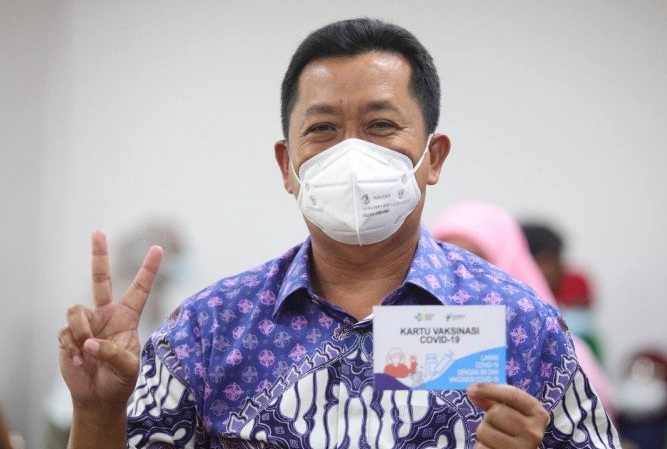 Sekda Kota Bandung, Jawa Barat Ema Sumarna mengikuti vaksinasi COVID-19 pada 14 Januari 2021. (ANTARA/LINGKAR JATENG)