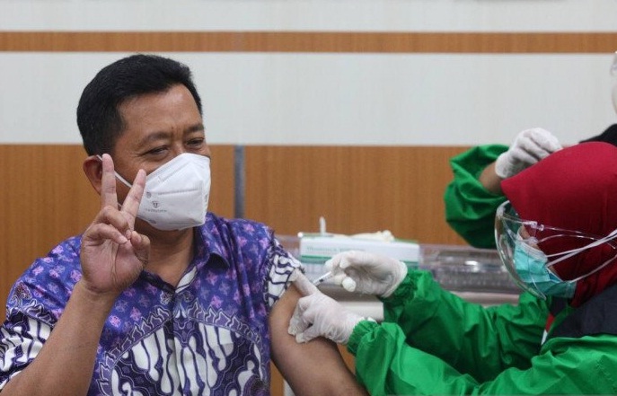 Sekda Kota Bandung, Jawa Barat Ema Sumarna saat menerima vaksinasi COVID-19. (HUMAS PEMKOT BANDUNG/LINGKAR.CO)
