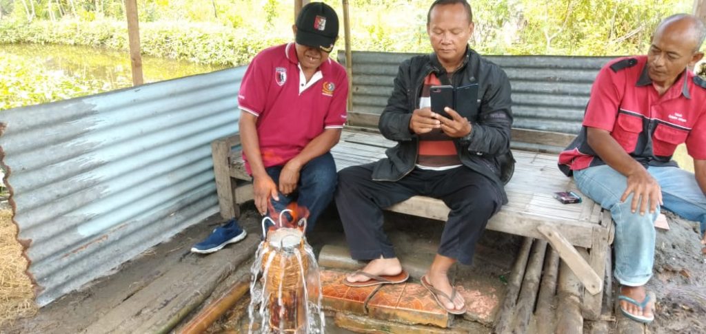 TERAPI: Sumber mata air yang berada di halaman rumah Solihin di Dusun Dukuh, Desa Krendowahono, Kecamatan Gondangrejo, Karanganyar. (PUJOKO/LINGKAR.CO)