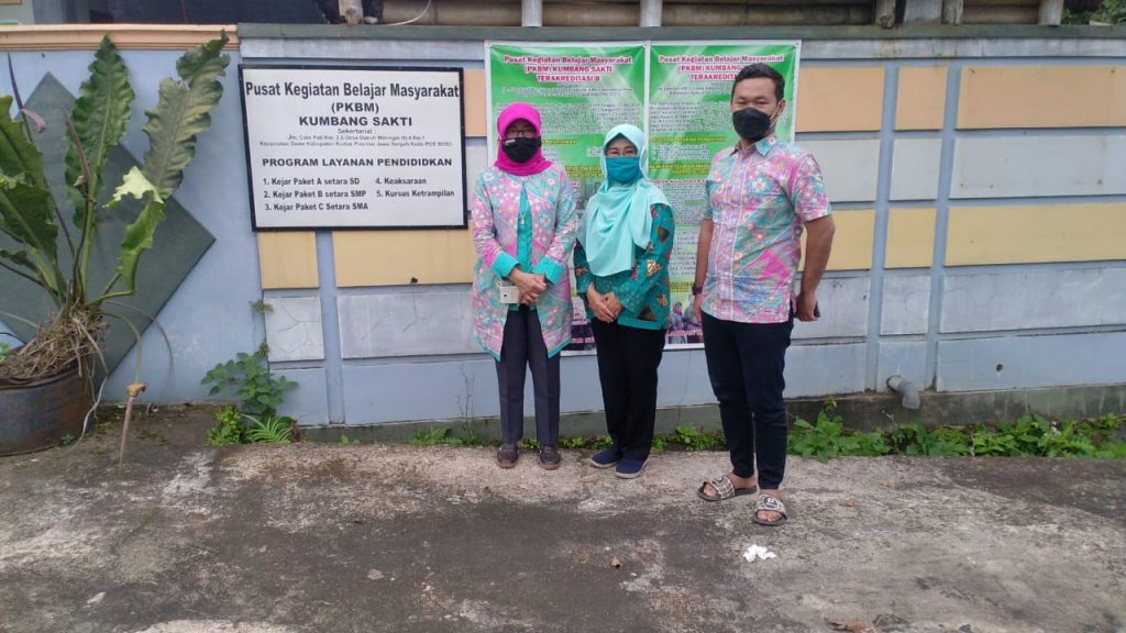 Jajaran tutor PKBM Kumbang Sakti Dukuh Waringin Dawe Kudus.(MAULANA AINUL YAKIN/LINGKAR.CO)