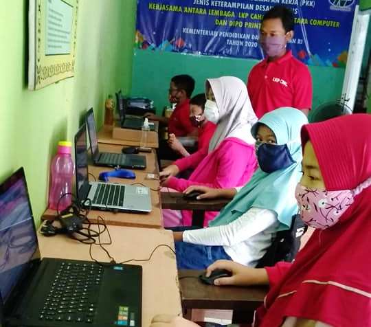 KEGIATAN: Proses pelatihaan coding kepadda siswa SD di LKP Cahaya Nusantara Computer beberapa waktu lalu. (MAULANA AINUL YAKIN/LNGKAR)