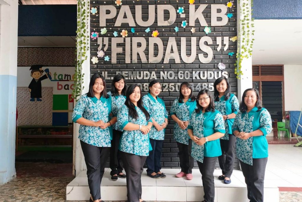 Jajaran guru KB Firdaus berfoto bersama sebelum pandemi.(AINUL YAKIN/LINGKAR.CO)