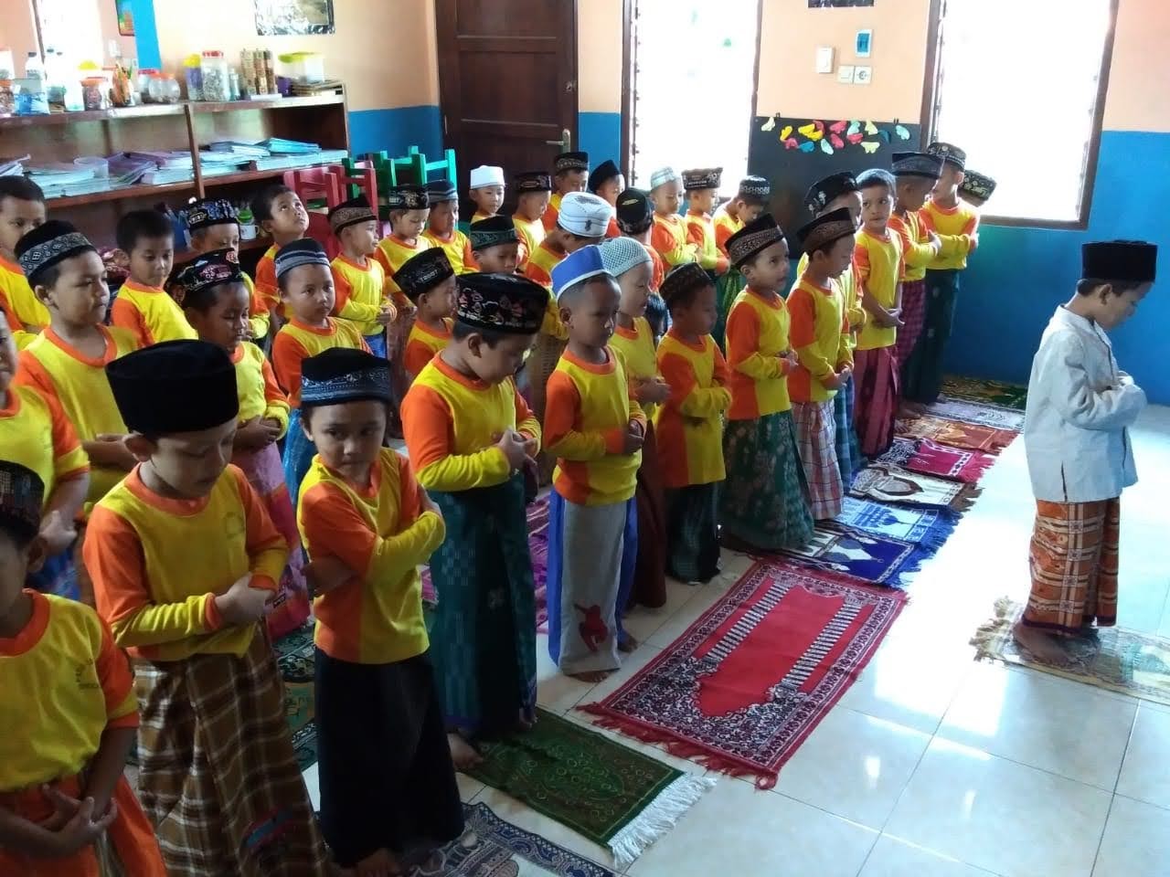 KEGIATAN : Salat berjamaah yang oleh murid-murid TPA Ibnu Aqil sebelum pandemi covid-19.(DOK TPA IBNU AQIL FOR LINGKAR.CO)