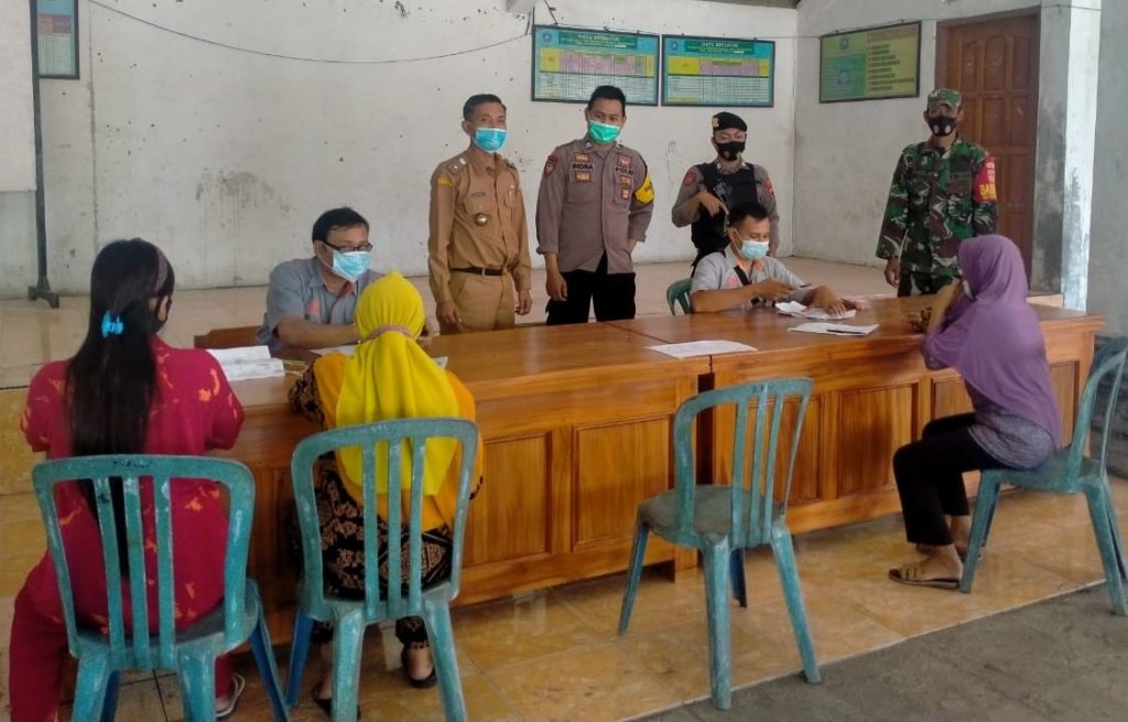 PENYALAURAN: Penyaluran Bantuan Sosial Tunai di Balai Desa Kedungwungu, Kecamatan Tegowanu, Senin (19/4). (MUHAMAD ANSORI/LINGKAR.CO)