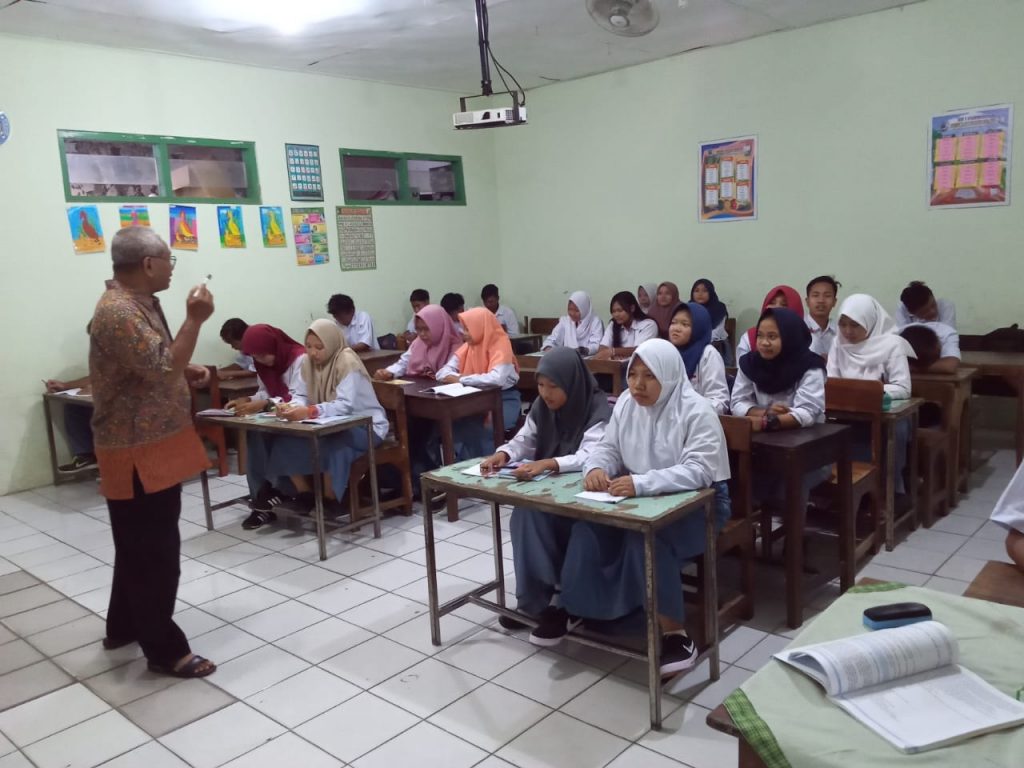 Kegiatan pembelajaraan PKBM Mandala sebelum pandemi. (DOK PKBM MANDALA FOR LINGKAR.CO)