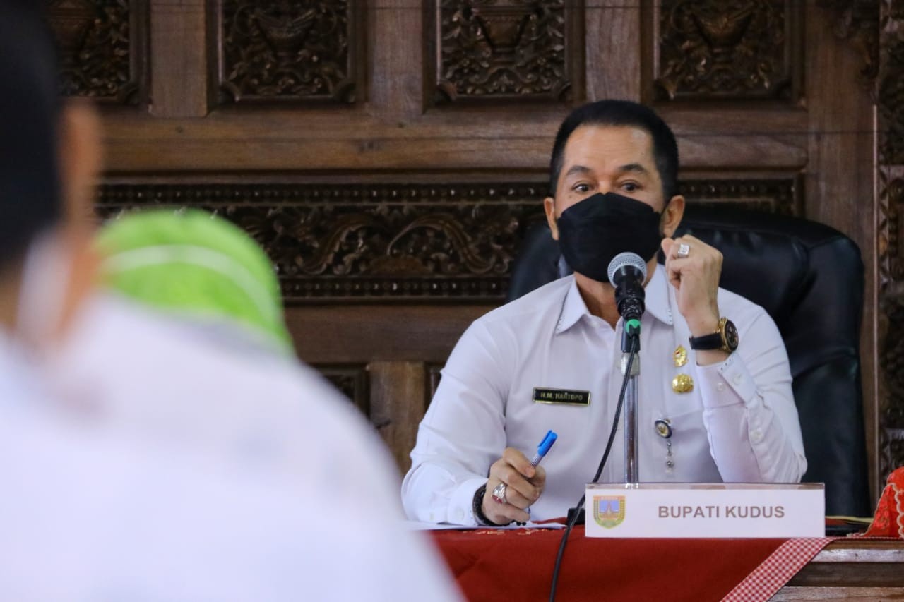 HIMBAU: Bupati Kudus HM. Hartopo meminta jajaran kecamatan hingga kepala desa bersama puskesmas untuk kembali menggiatkan Satgas Jogo Tonggo, dalam rapat pimpinan di Lantai 4 Gedung Setda, Kamis (29/4). (ISTIMEWA/LINGKAR.CO)
