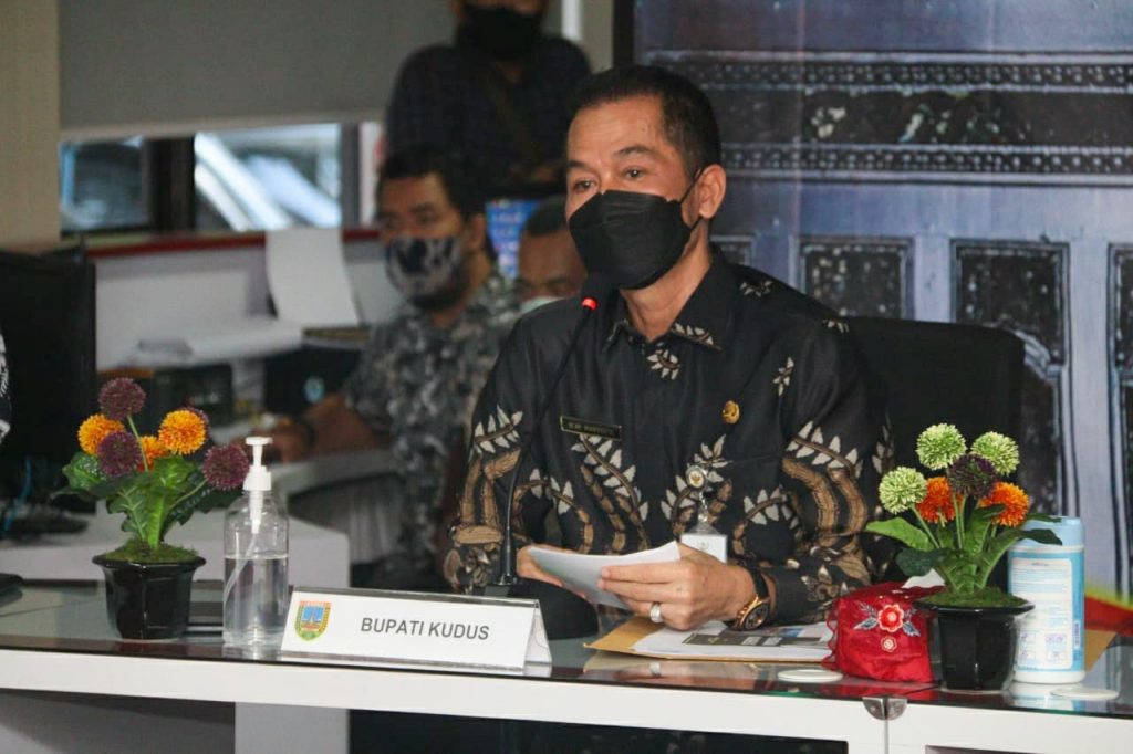 MENYATAKAN: Bupati Kabupaten Kudus, HM. Hartopo menyatakan akan melakukan penataan ulang pada Kali Gelis, untuk menangani permasalahan banjir yang rutin menjadi permasalahan tahunan. (ISTIMEWA/LINGKAR.CO)