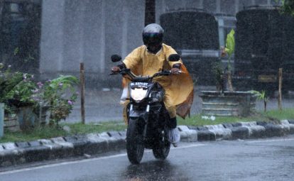 WASPADA: Hujan Lebat disertai petir dan angina kencang melanda disebagian daerah di Pulau Jawa dan Sumatera. (ANTARA/LINGKAR.CO)