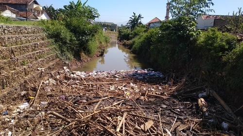 TAMPAK: Tumpukan sampah di Sungai Desa Kesambi, Kecamatan Mejobo, Kabupaten Kudus terlihat menumpuk dan menutupi aliran air. (ADITIA ARDIAN/LINGKAR.CO)