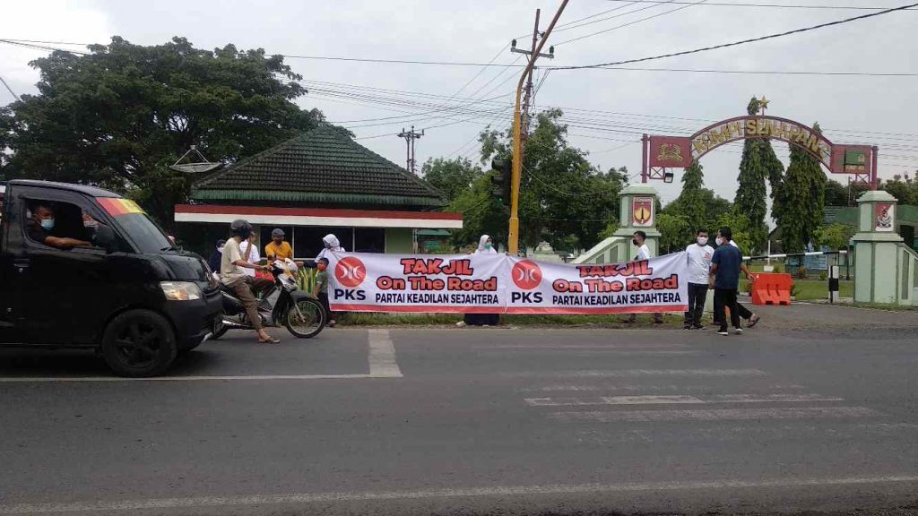 PKS Takjil On the Road berlangsung di lampu merah Alugoro, Pati.(TITO ISNA/LINGKAR)
