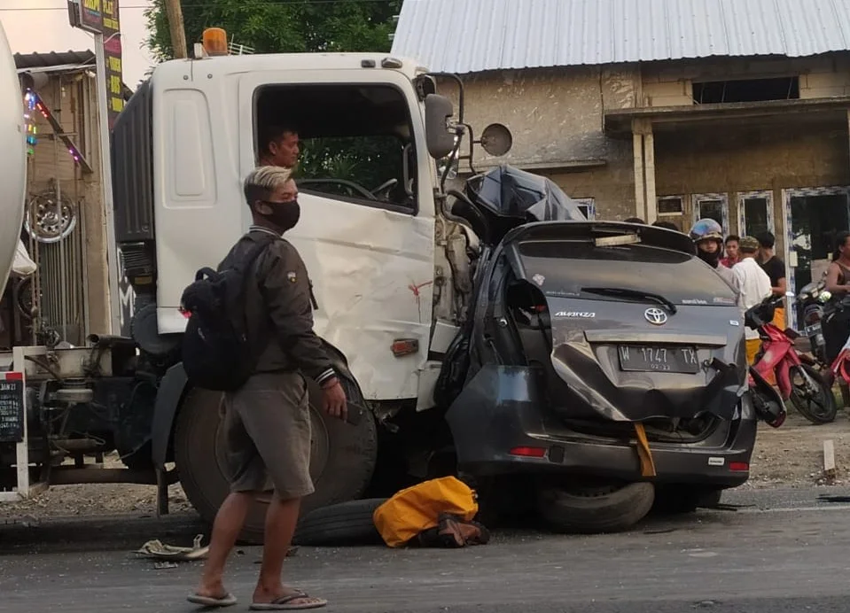 TRAGIS: Kecelakaan Lalu lintas di Jalan Pati-Kudus, tewaskan empat orang juga satu lainnya dalam kondisi kritis, Jum’at (2/4). (ISTIMEWA/LINGKAR.CO)
