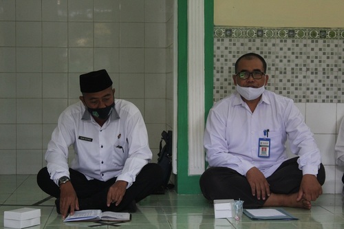 PANTAU: Imam Sofwan (Kiri) Kepala Sie Bimbingan Masyarakat Islam Kemenag Blora Gelar Pemantauan Hilal Bersama. (BAGUS ABSHORU/LINGKAR.CO)