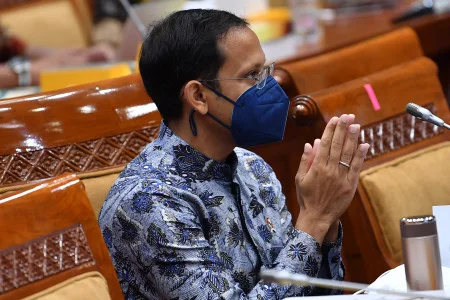 RESMI: Presiden RI Joko Widodo resmi melantik Nadiem Makariem sebagai Menteri Pendidikan, Kebudayaan, Riset dan Teknologi (Mendikbudristek), Kabinet Maju pada sisa jabatan periode tahun 2019-2024 di Istana Negara, Rabu (28/4). (ANTARA/LINGKAR.CO)