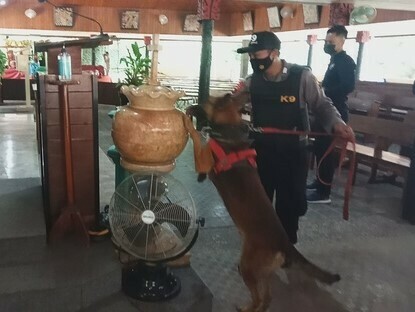 STERILASASI: Anggota Samapta Bhayangkara (Sabhara) Polres Sragen saat melaksankanan scrining dengan metal detektor dan anjing pelacak. (MUKHTARUL HAFIDH/LINGKAR.CO)